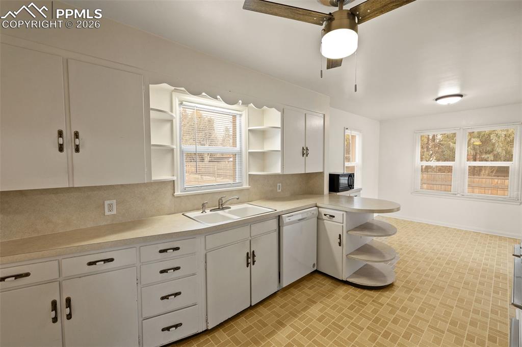 Image 14 of 47: Kitchen