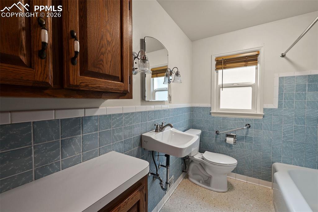 Image 21 of 47: Bathroom