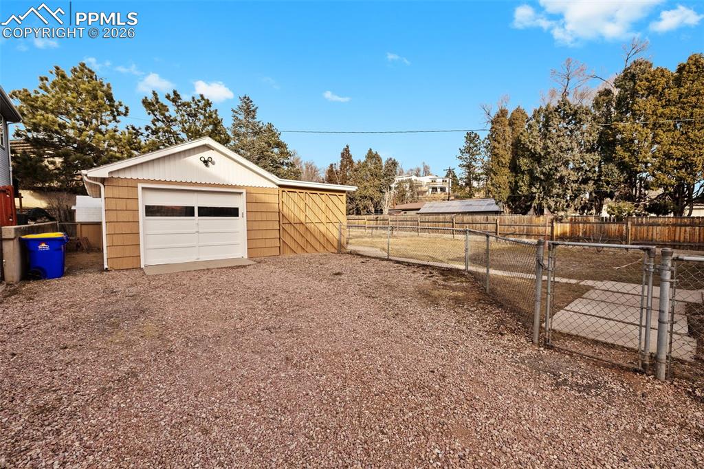 Image 34 of 47: Garage