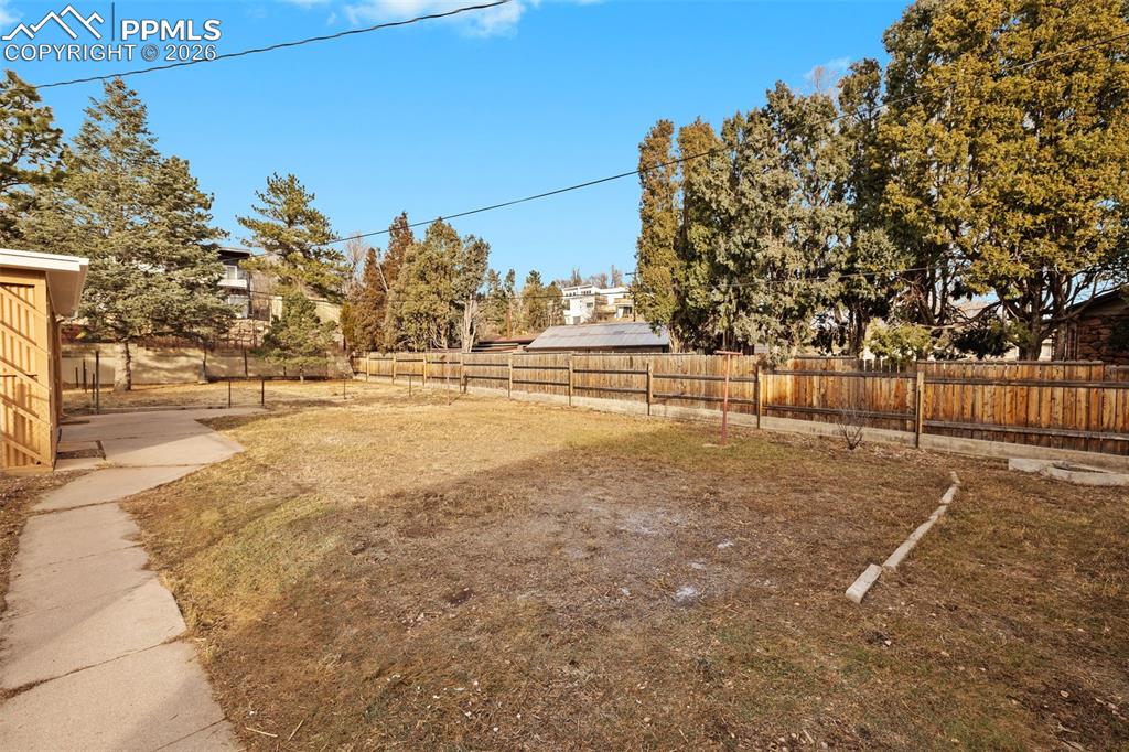 Image 35 of 47: Yard