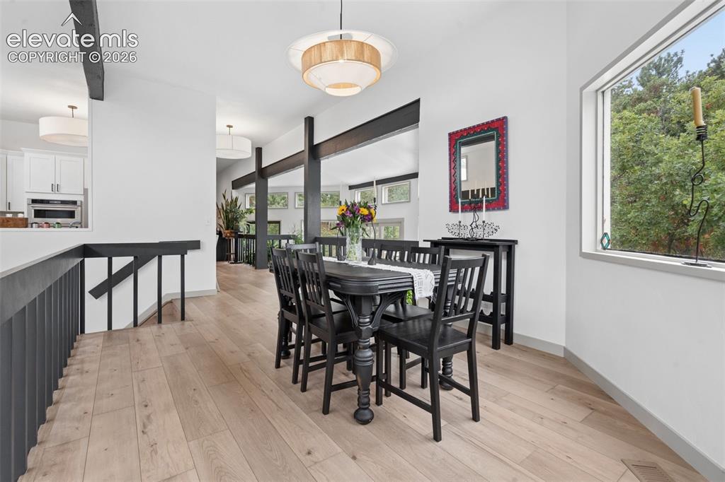 Image 10 of 50: Dining Area