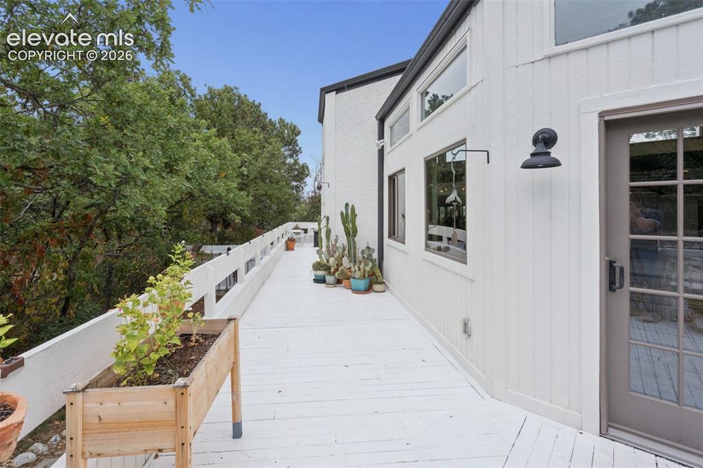 Image 41 of 50: huge side deck to enjoy