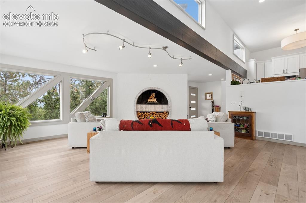 Image 8 of 50: Living Room