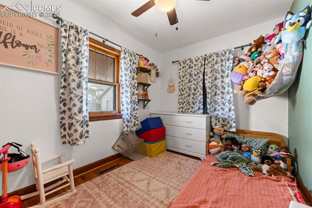 Image 16 of 34: Bedroom