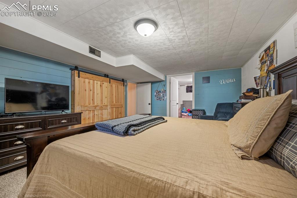 Image 21 of 34: Bedroom