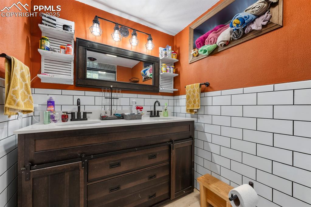 Image 22 of 34: Bathroom