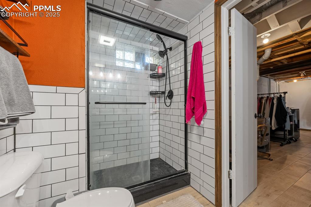 Image 23 of 34: Bathroom