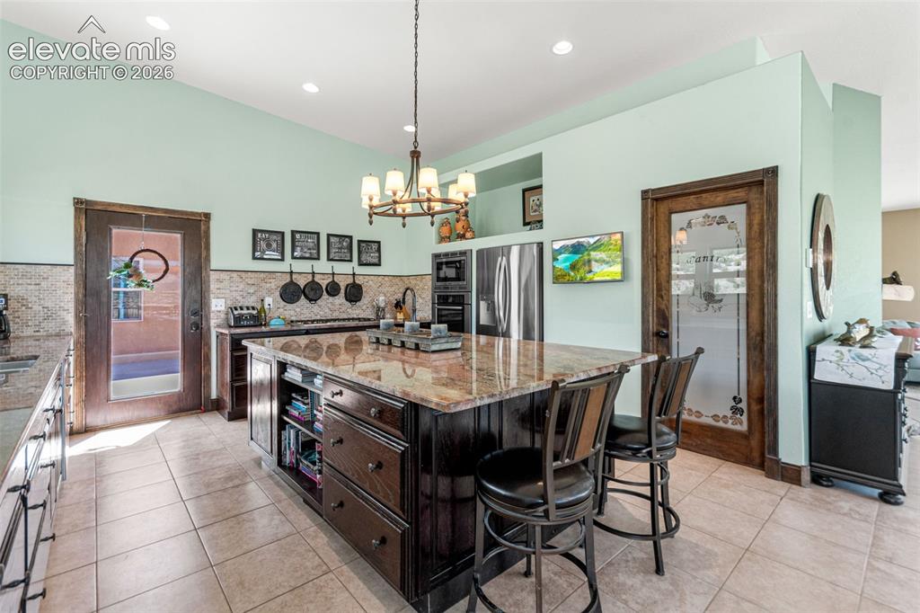 Image 18 of 50: Kitchen