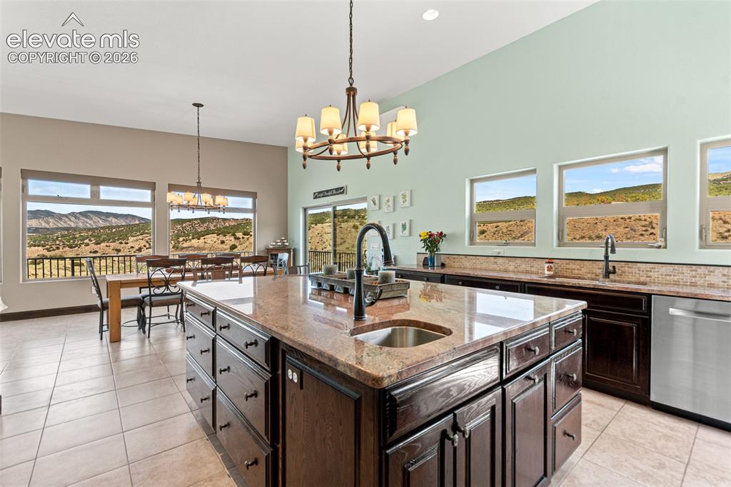 Image 19 of 50: Kitchen