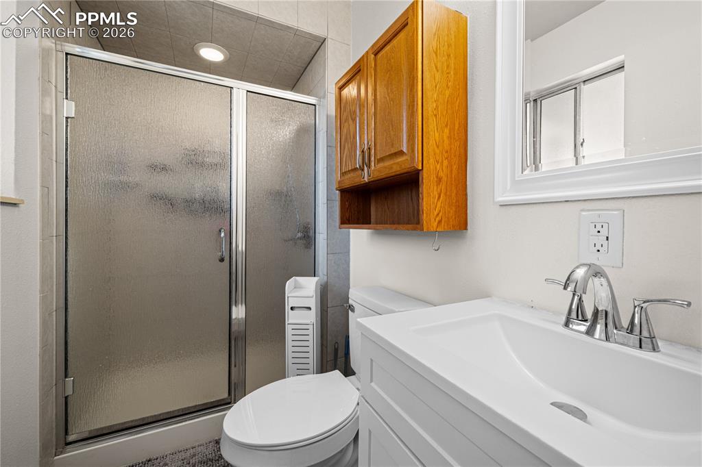 Image 15 of 37: Bathroom