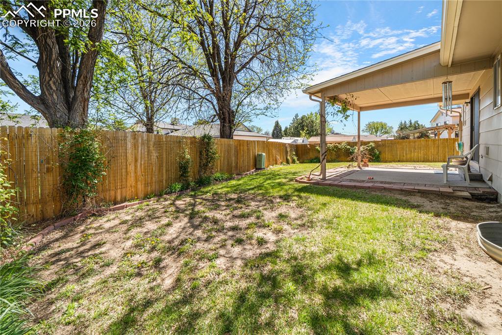 Image 28 of 37: Yard