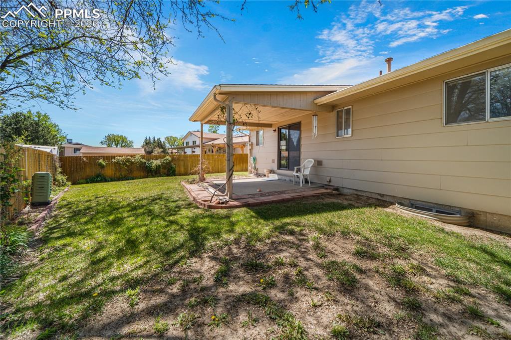 Image 29 of 37: Yard