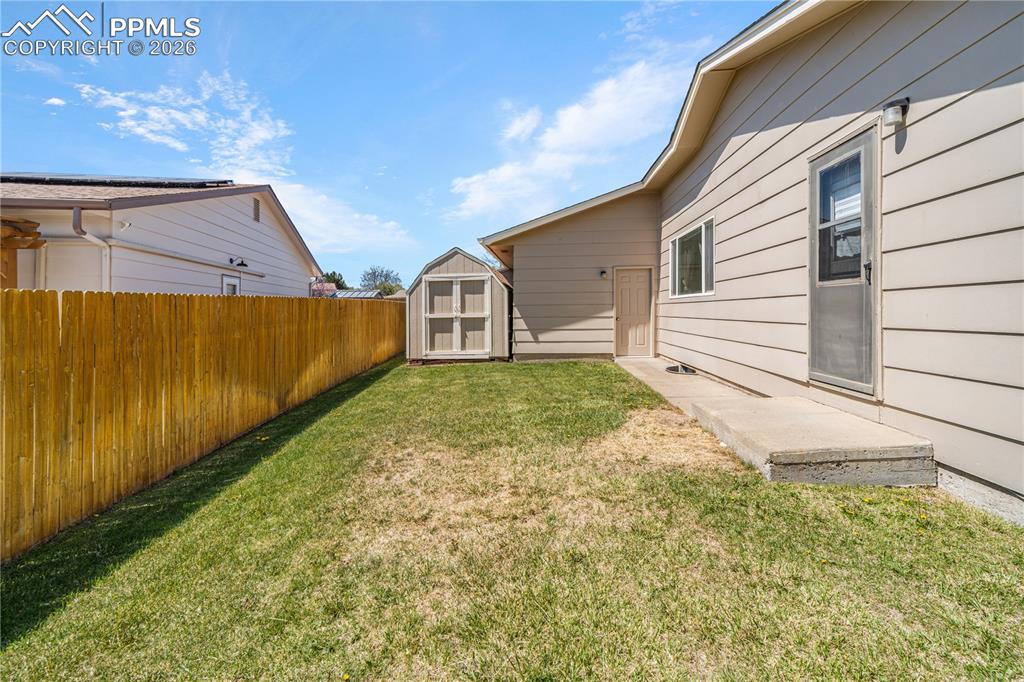 Image 31 of 37: Yard