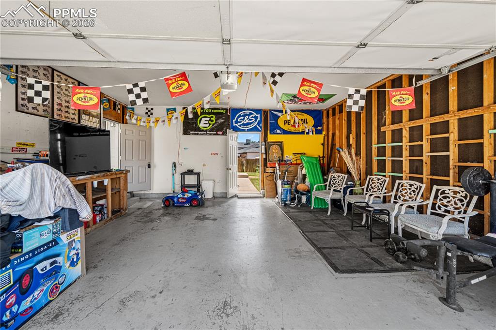 Image 32 of 37: Garage