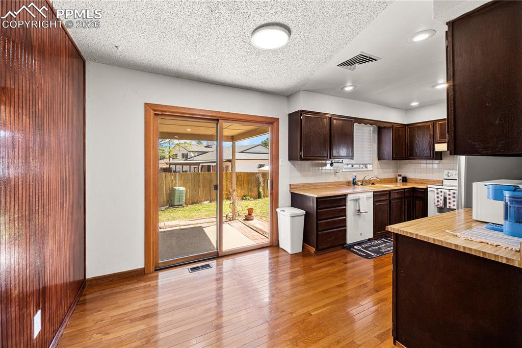 Image 5 of 37: Kitchen