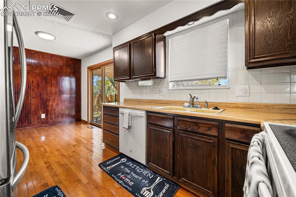 Image 7 of 37: Kitchen