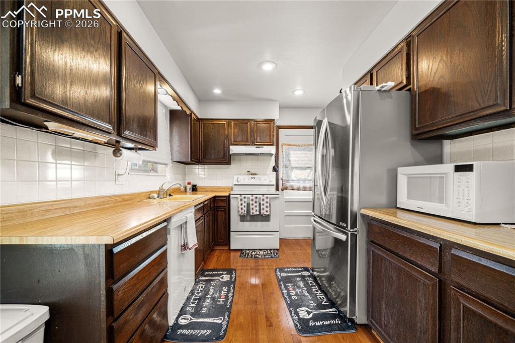 Image 8 of 37: Kitchen