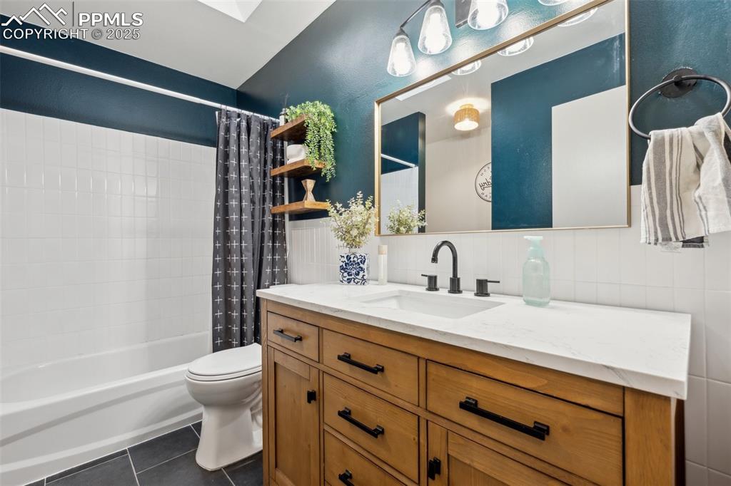 Image 4 of 36: Bathroom