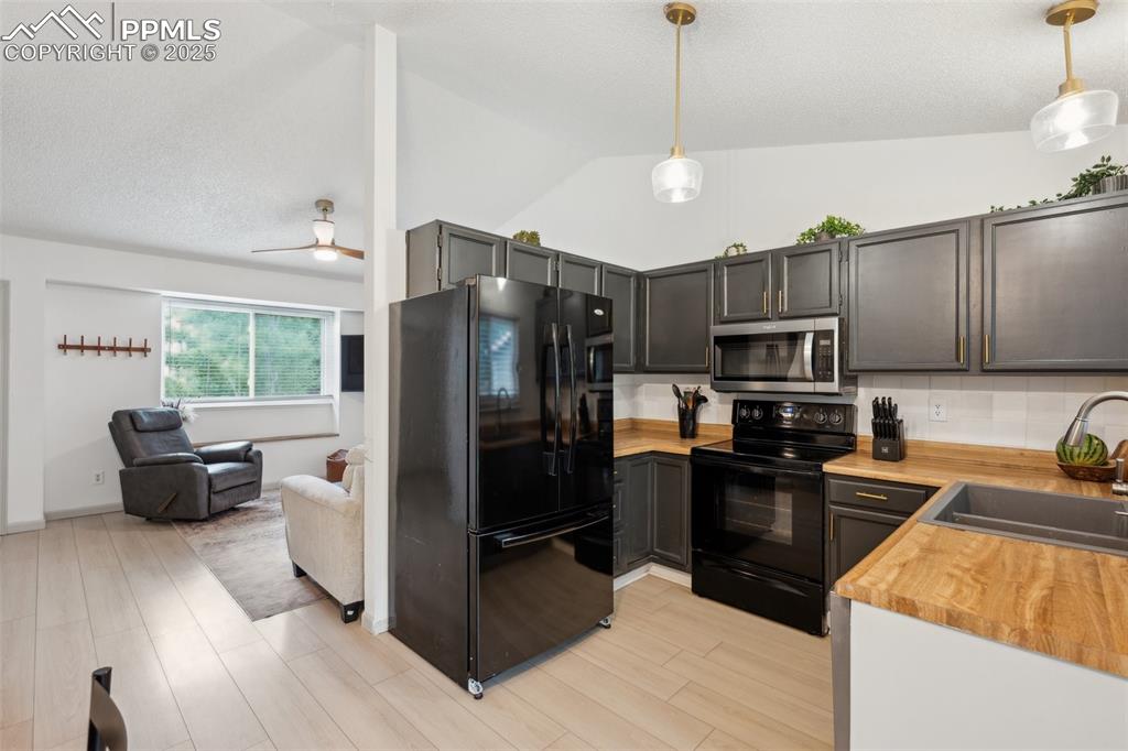 Image 9 of 36: Kitchen