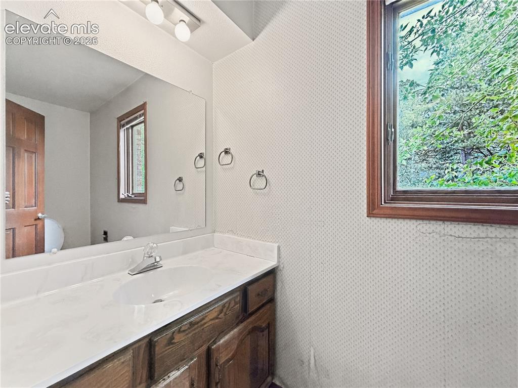 Image 16 of 48: Bathroom