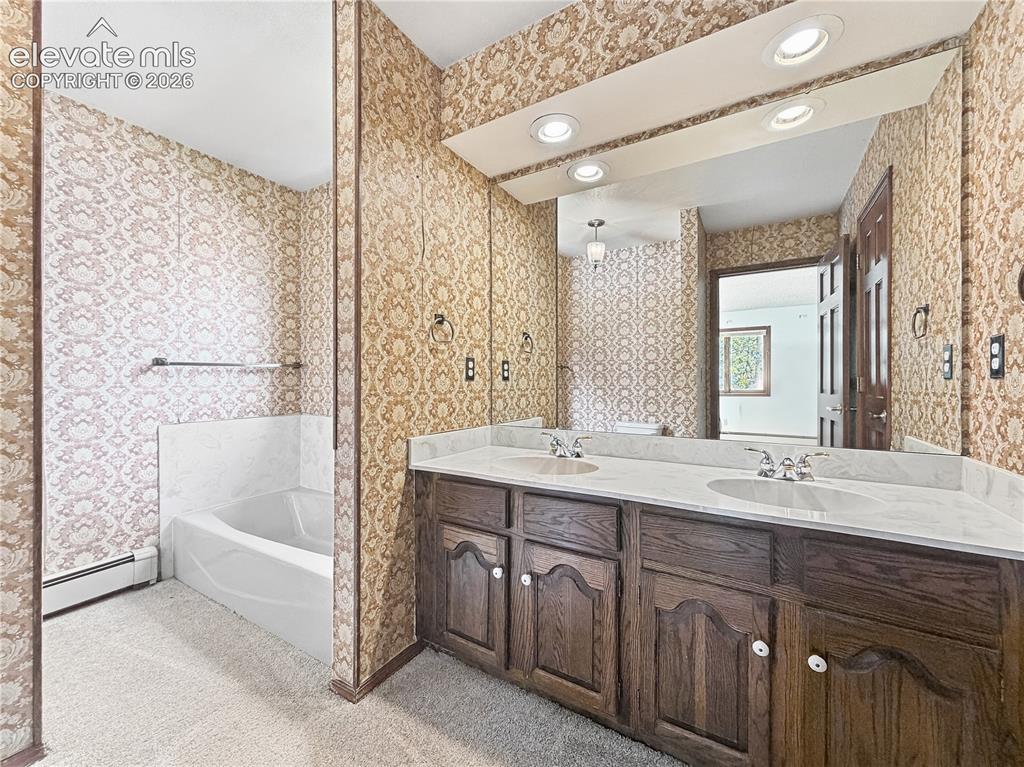 Image 33 of 48: Bathroom