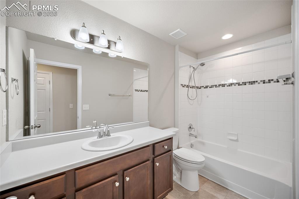 Image 21 of 33: Bathroom