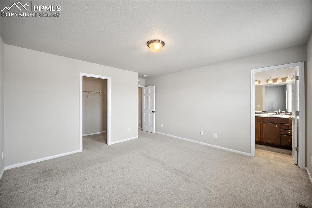 Image 23 of 33: Bedroom