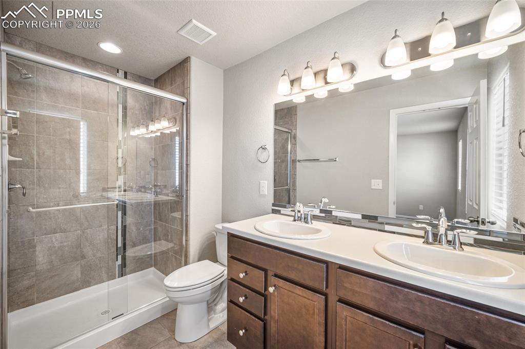 Image 25 of 33: Bathroom