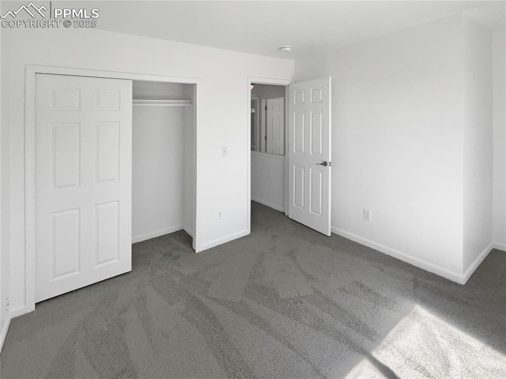 Image 18 of 25: Bedroom