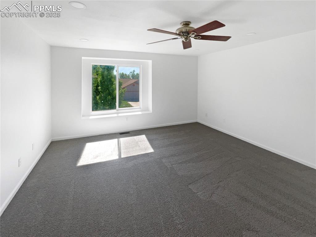 Image 5 of 25: Bedroom