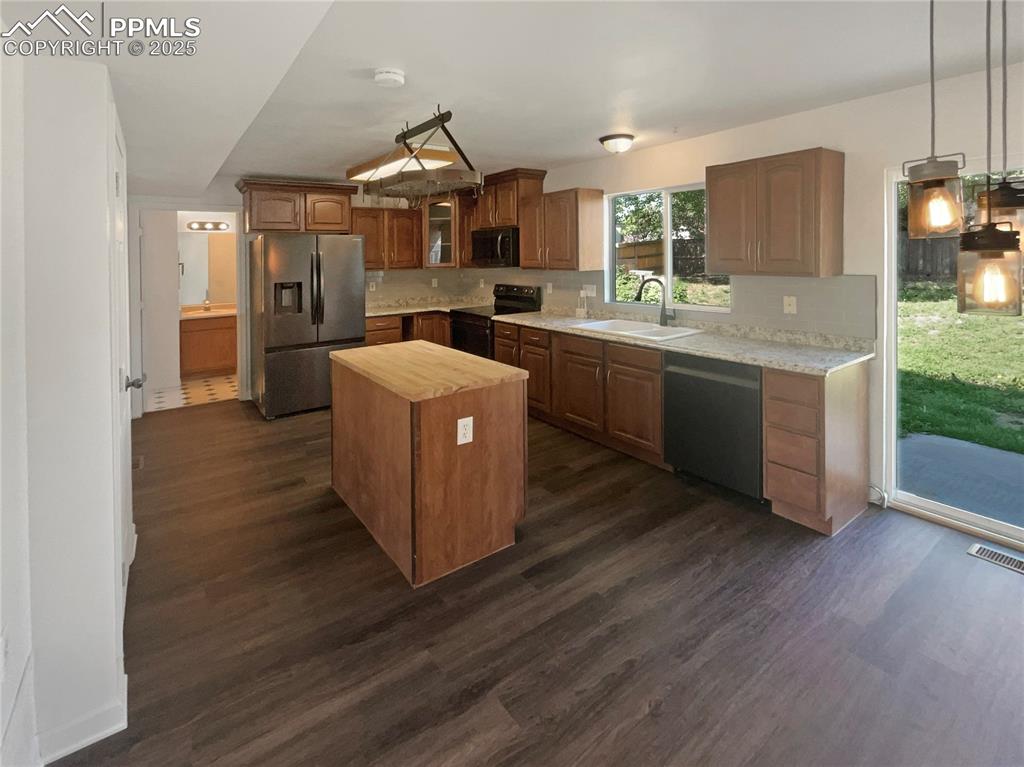 Image 6 of 25: Kitchen