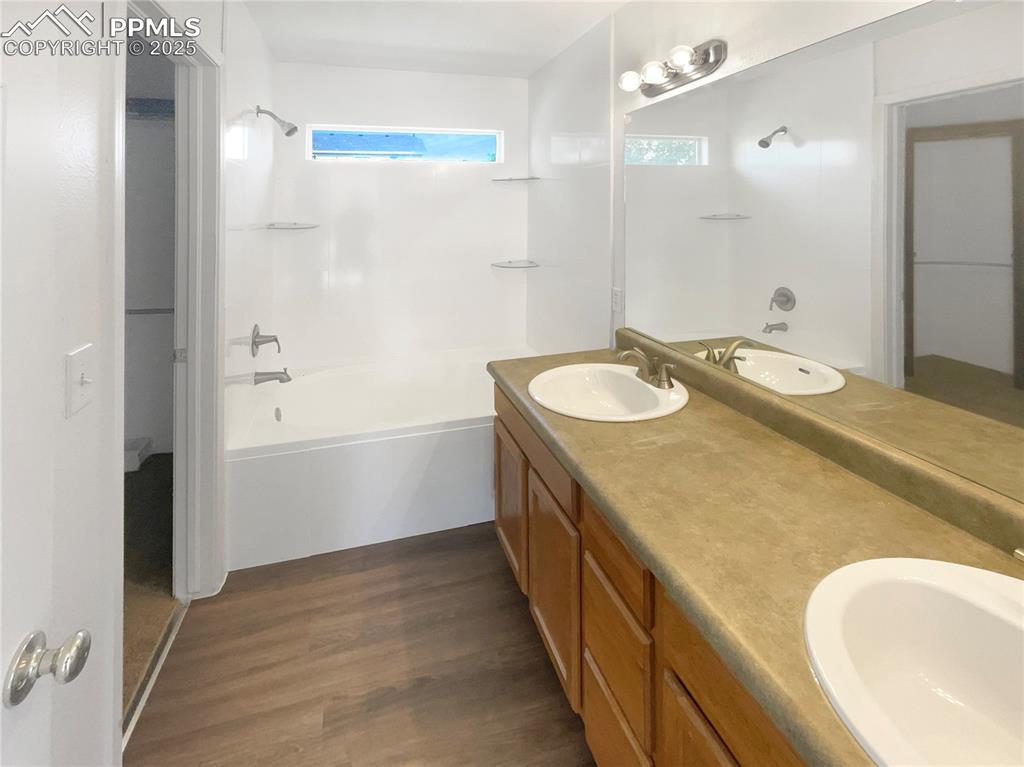 Image 7 of 25: Bathroom