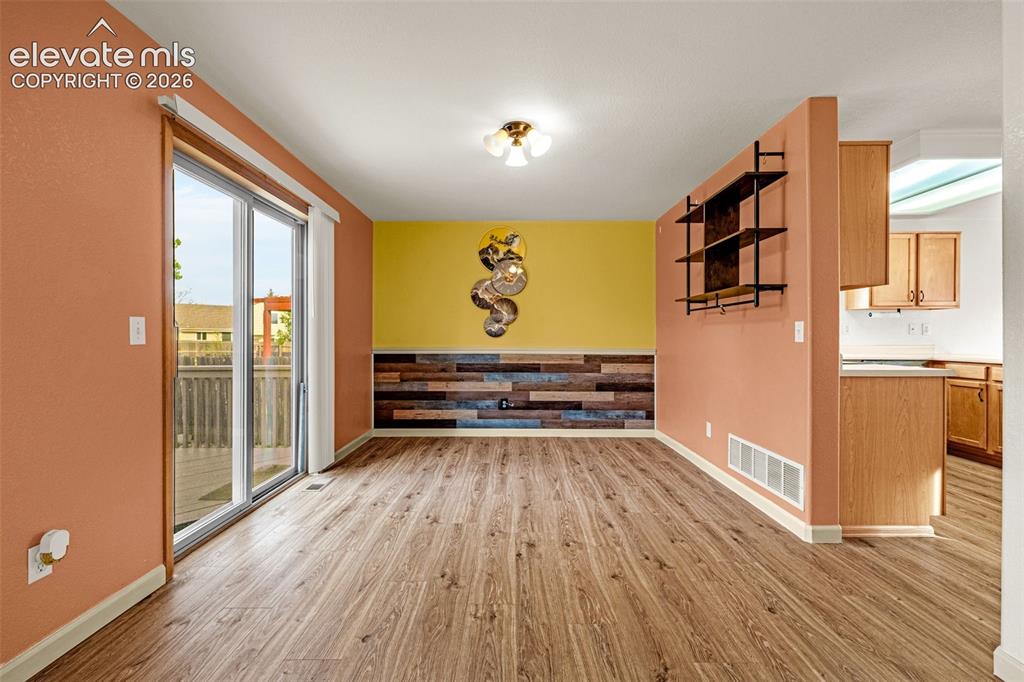 Image 11 of 50: Dining Area