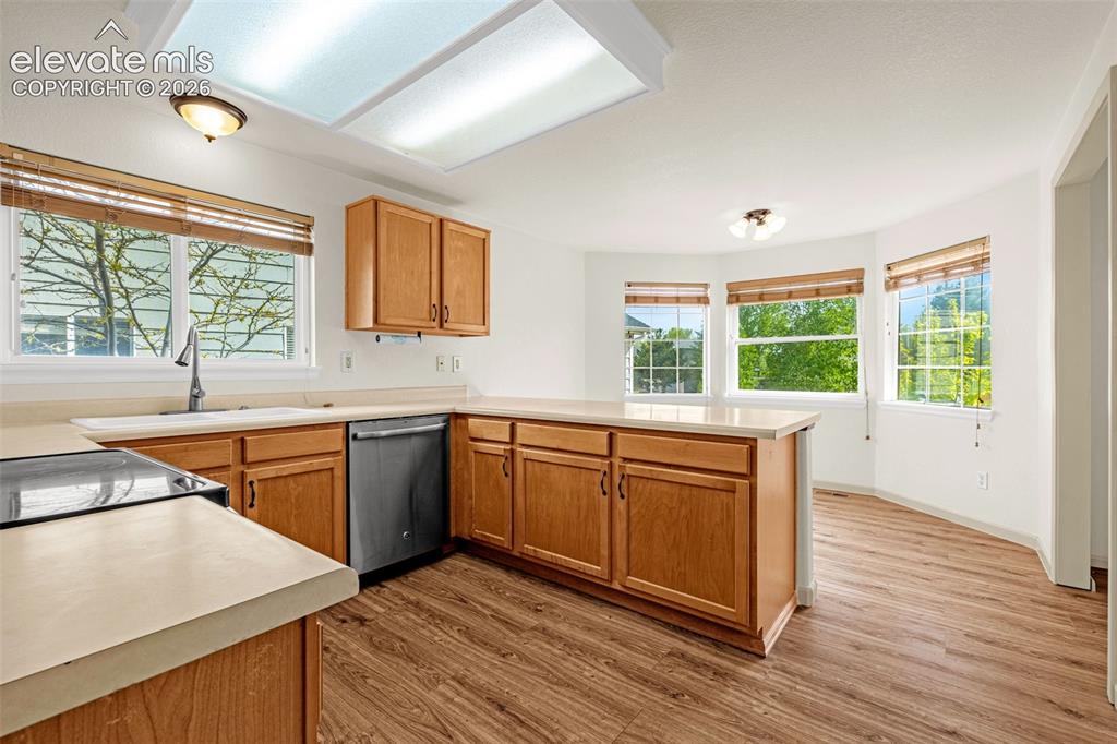 Image 13 of 50: Kitchen
