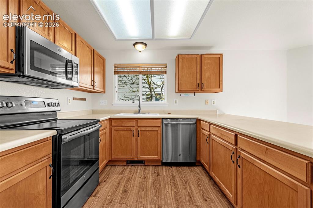 Image 14 of 50: Kitchen