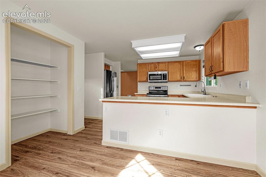 Image 15 of 50: Kitchen