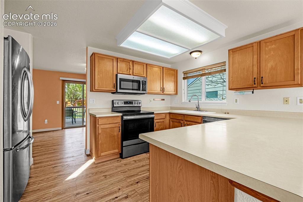 Image 16 of 50: Kitchen