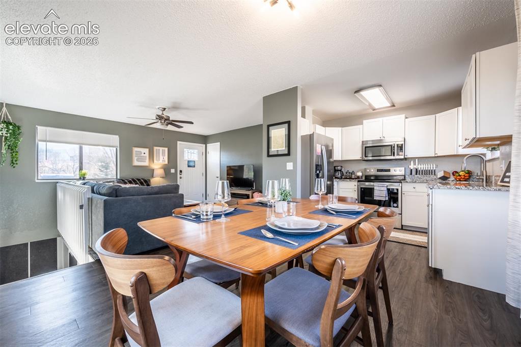 Image 11 of 45: Dining Area