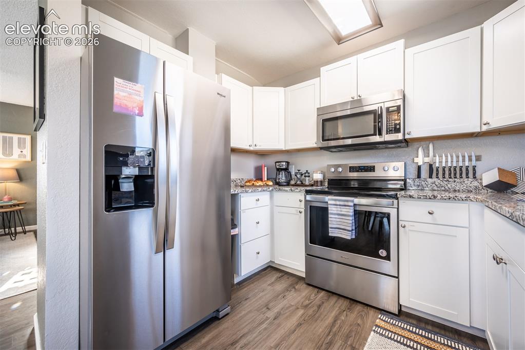 Image 14 of 45: Kitchen