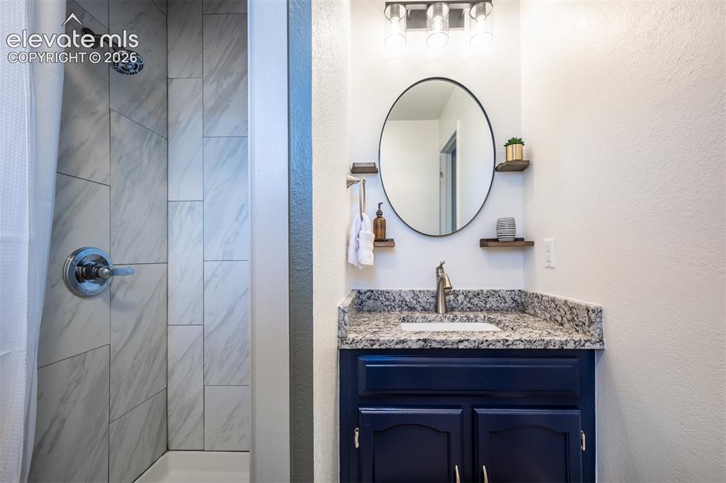 Image 19 of 45: Bathroom