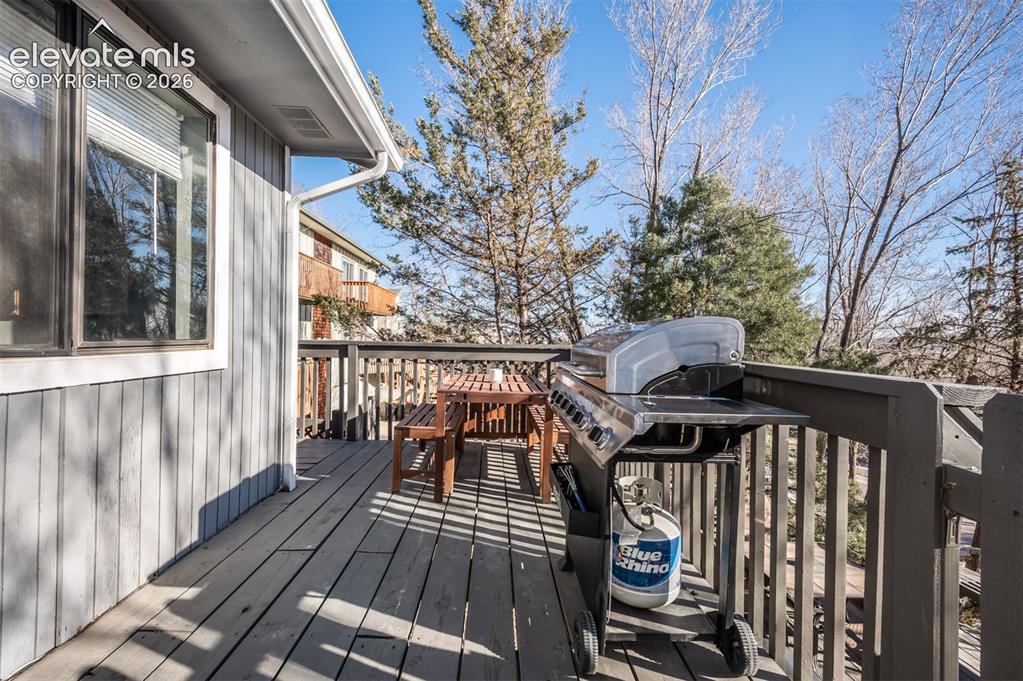 Image 5 of 45: Deck