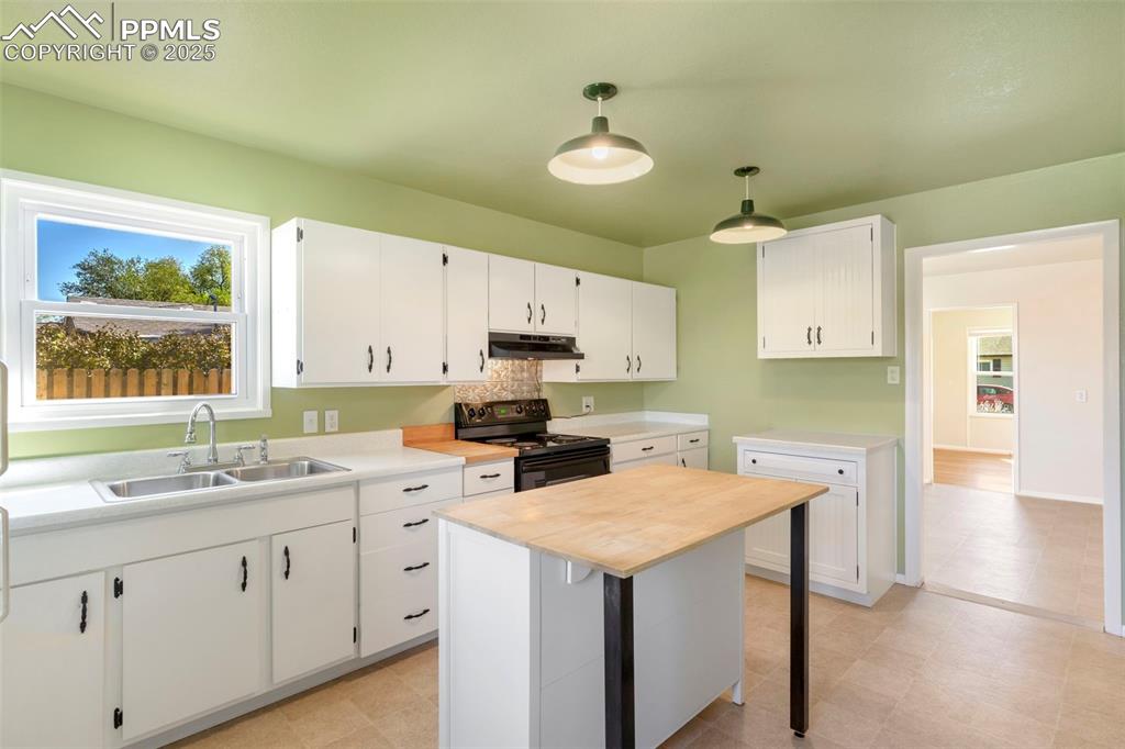 Image 10 of 35: Kitchen