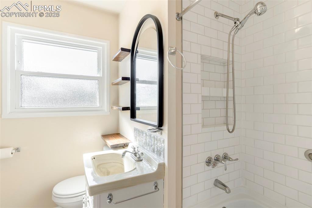 Image 18 of 35: Bathroom