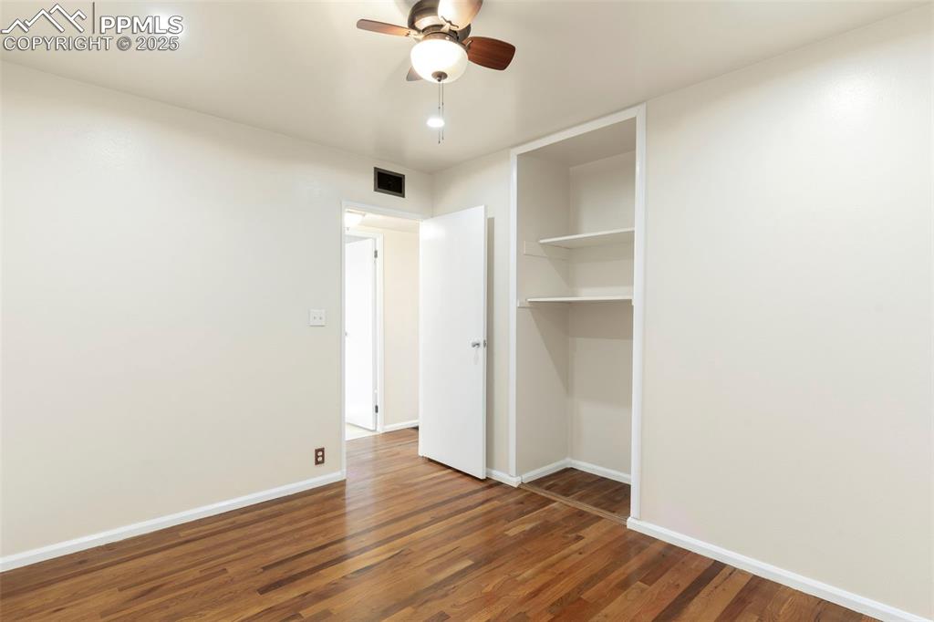 Image 25 of 35: Bedroom