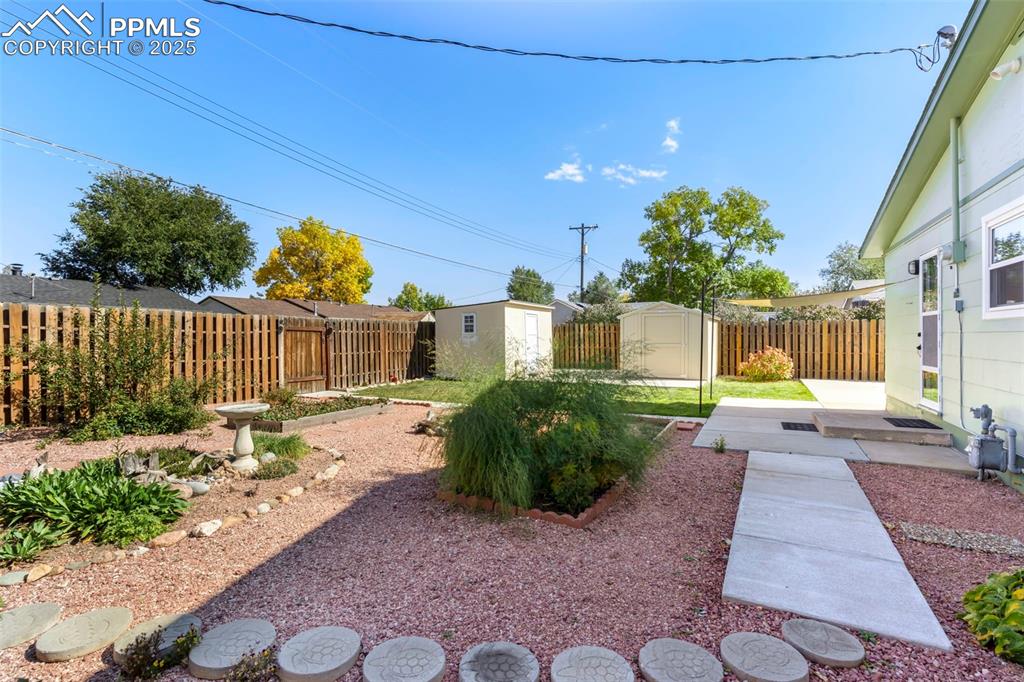 Image 28 of 35: Yard