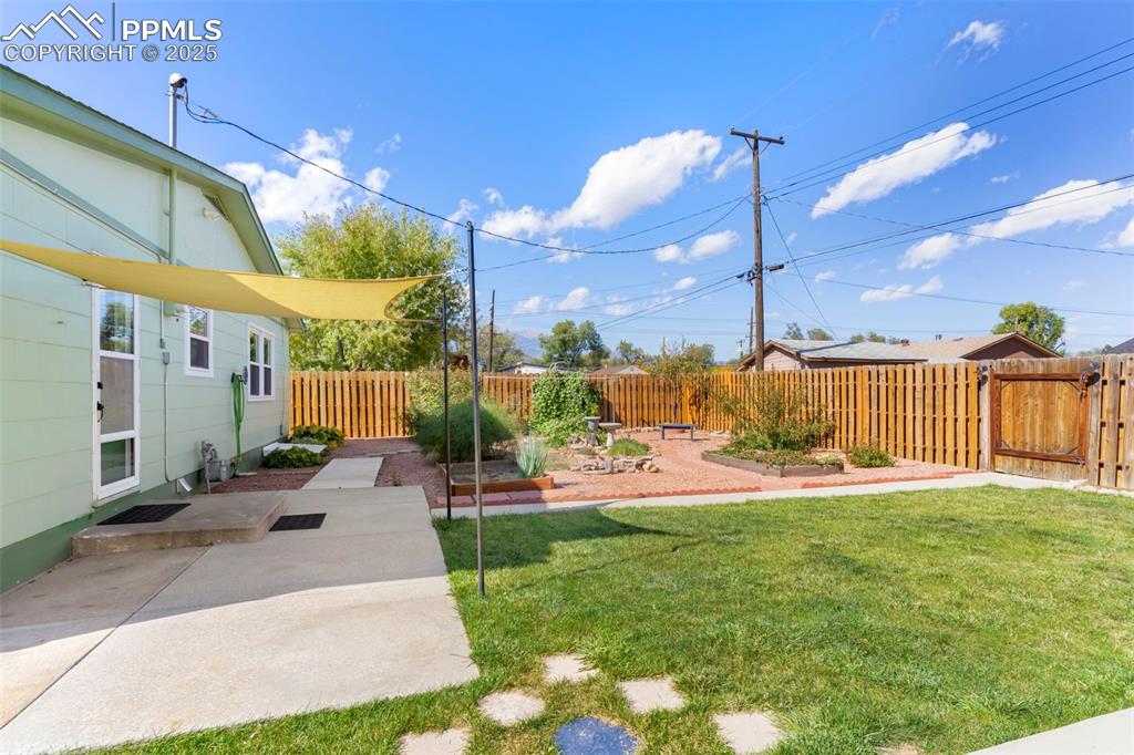 Image 29 of 35: Yard