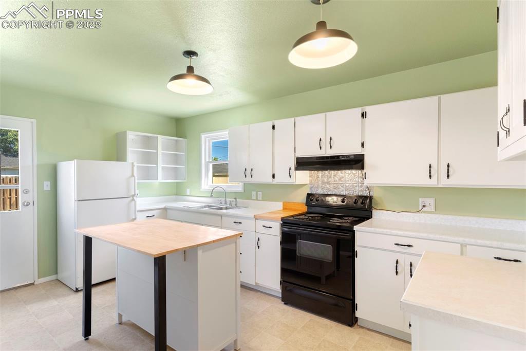 Image 7 of 35: Kitchen