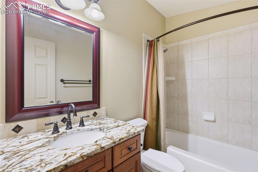 Image 27 of 50: Upstairs Full Bathroom!