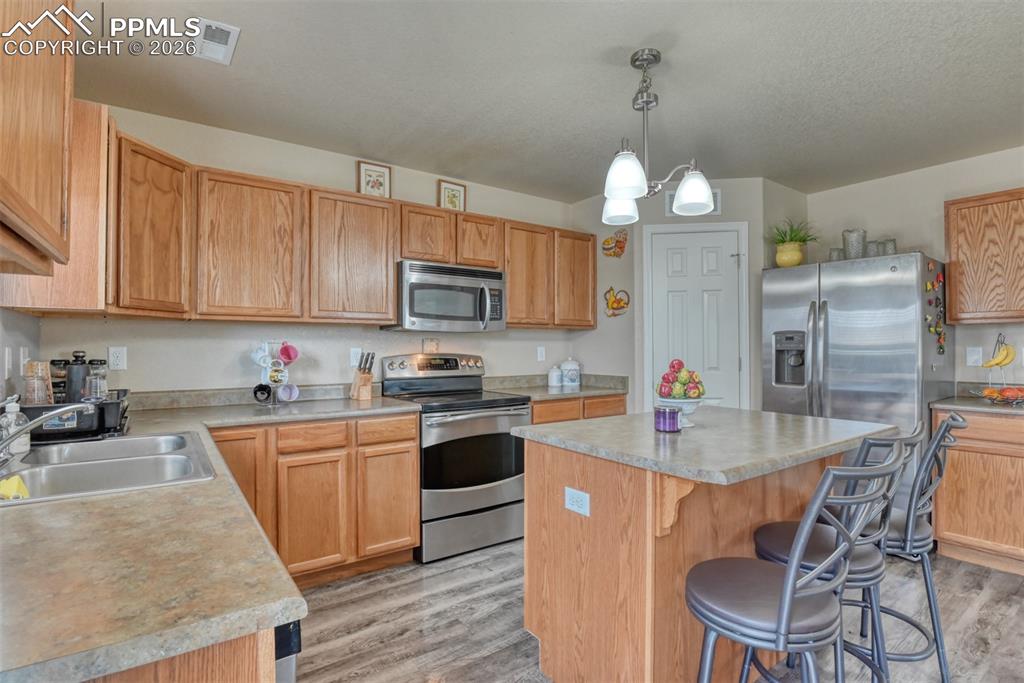 Image 22 of 44: Kitchen