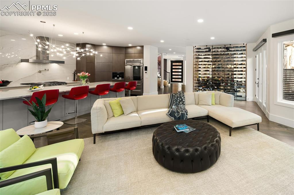 Image 11 of 50: Spacious Living Room